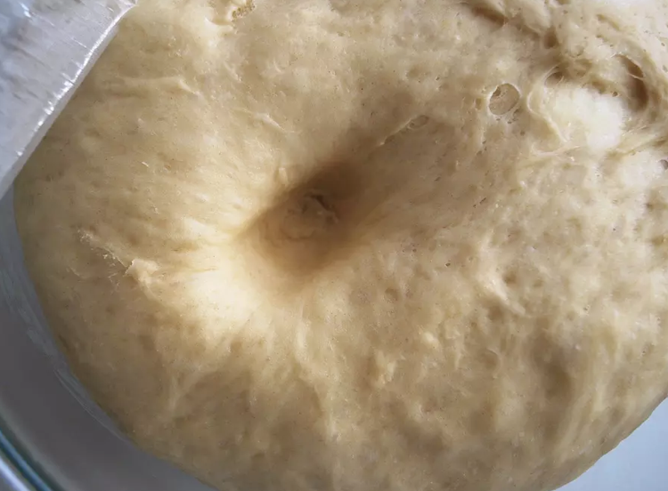 Förbered vikt bröd med torrjäst Aktivera degen korrekt