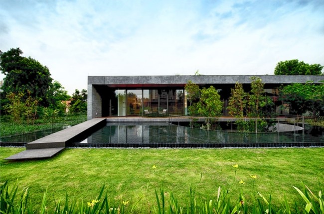 stort familjehus modernt tak pool grön äng