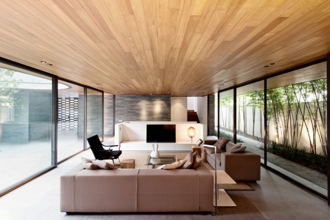 modernt vardagsrum trä tak ecru möbler