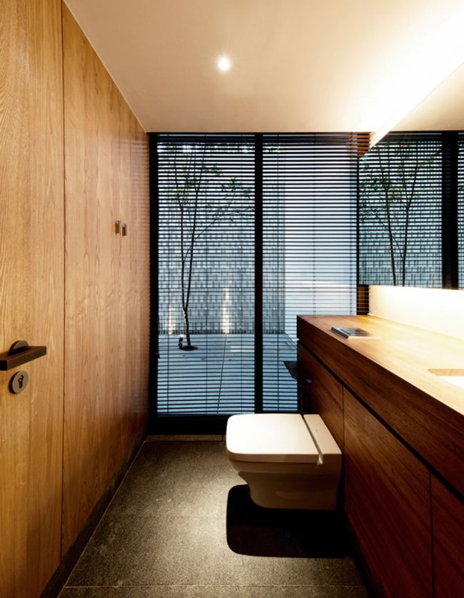 badrum toalett persienner trä väggpaneler