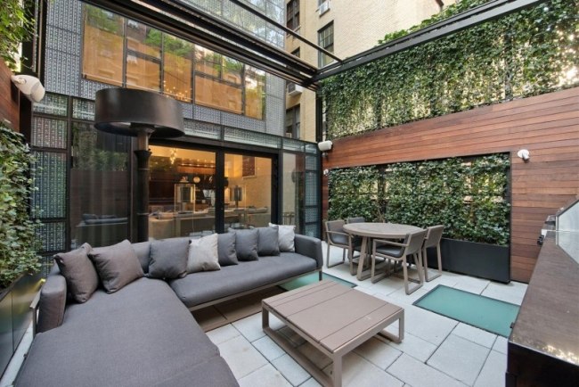 modernt radhus terrass murgröna vägg lounge möbler