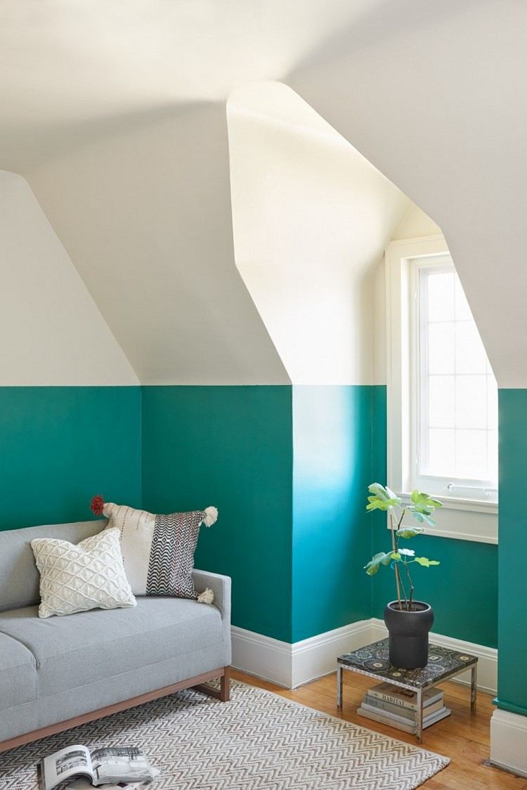 tvåfärgad-vägg-design-halvor-blå-vit-vardagsrum-design-idéer