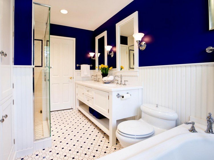 tvåfärgad-vägg-design-badrum-design-vit-mörkblå-kontrast