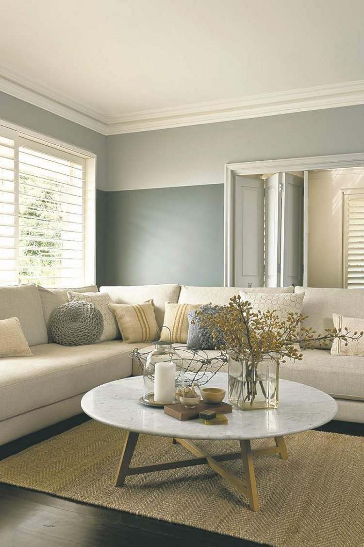 tvåfärgad-vägg-design-vardagsrum-grå-toner-vägg-beige-inredning