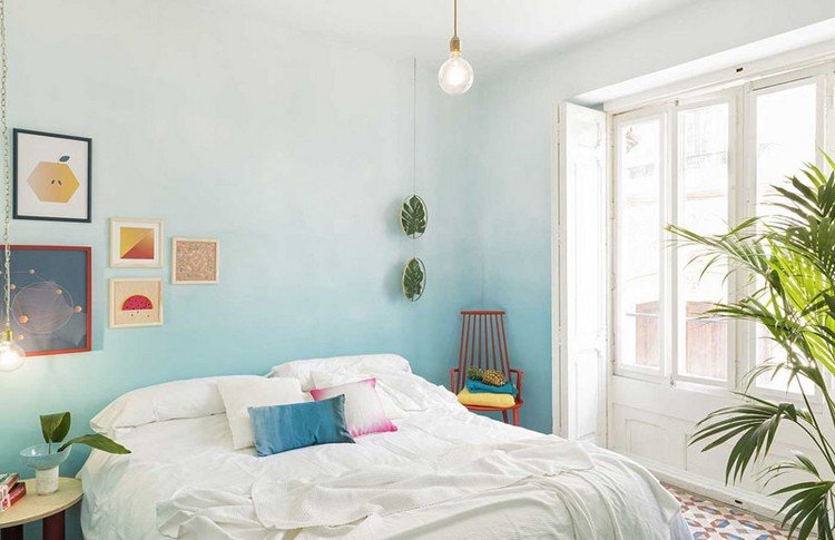 Tvåfärgad väggdesign pastellfärger-ombre-waende-ljusblå-ljus-sovrum