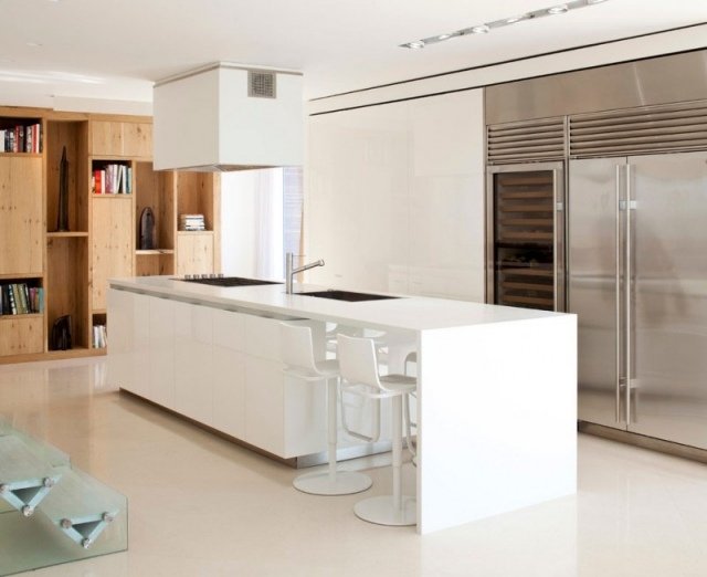 material kontraster präglade interiör rostfritt stål kylskåp vitt kök