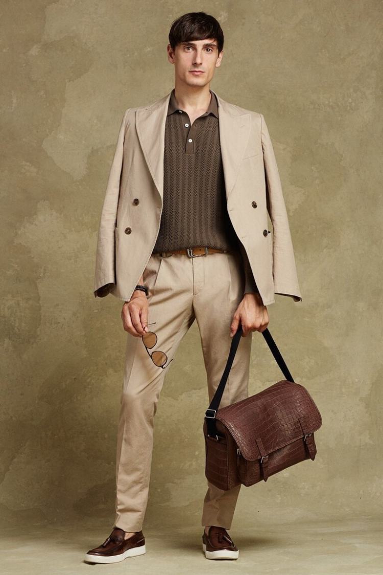 ljusbruna och beige färgtoner kombinerar herrstickad skjorta läderväska extravagant modern