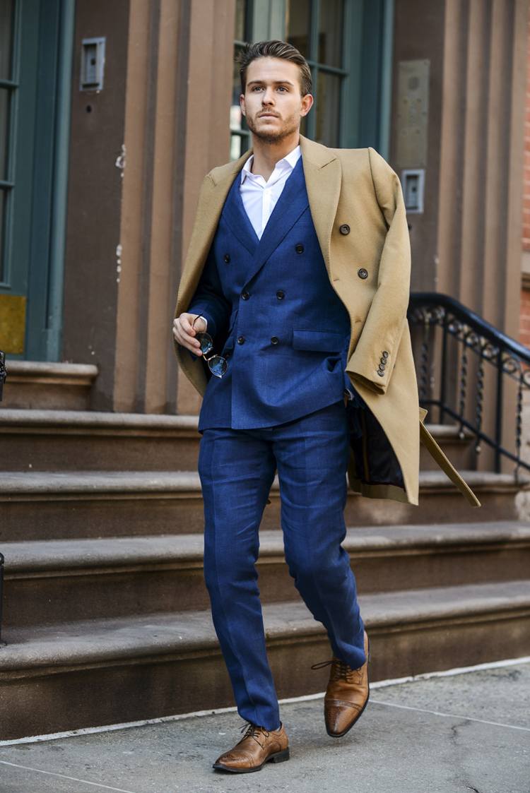 dubbelknäppt kostym marinblå med beige kappa kombinera vit skjorta stil oxford skor brun