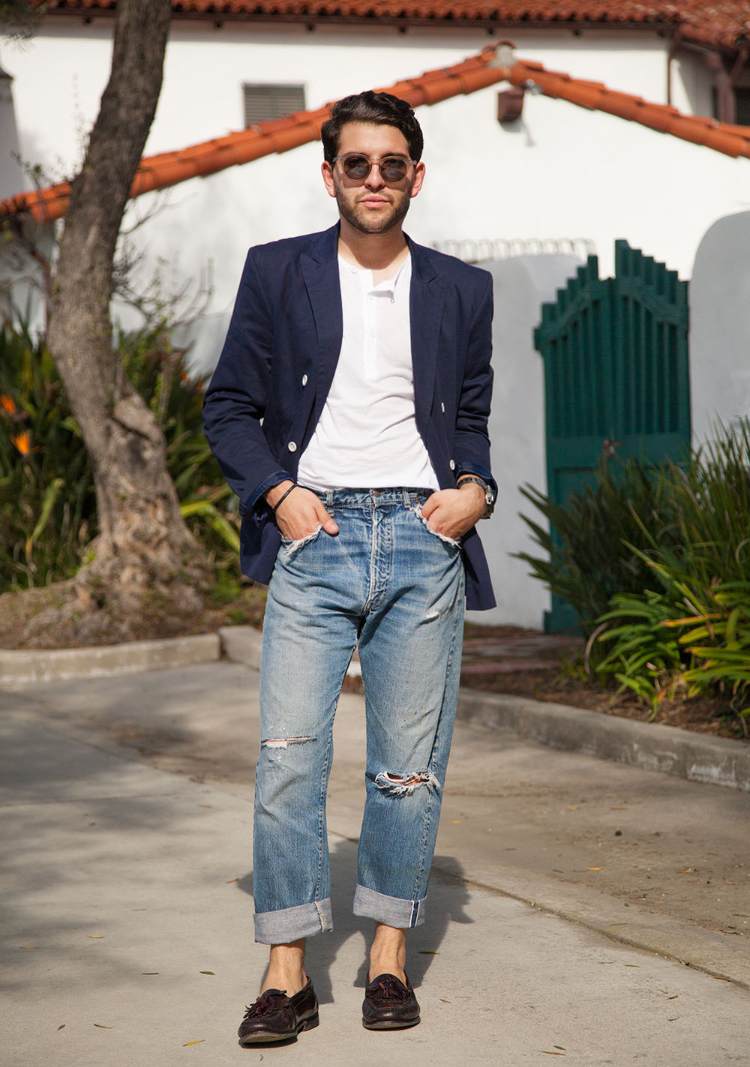 Marinblå kavaj med jeans med solglasögon ger ett stilrent utseende