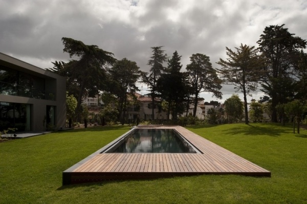 Trädäck pool trädgård Estoril