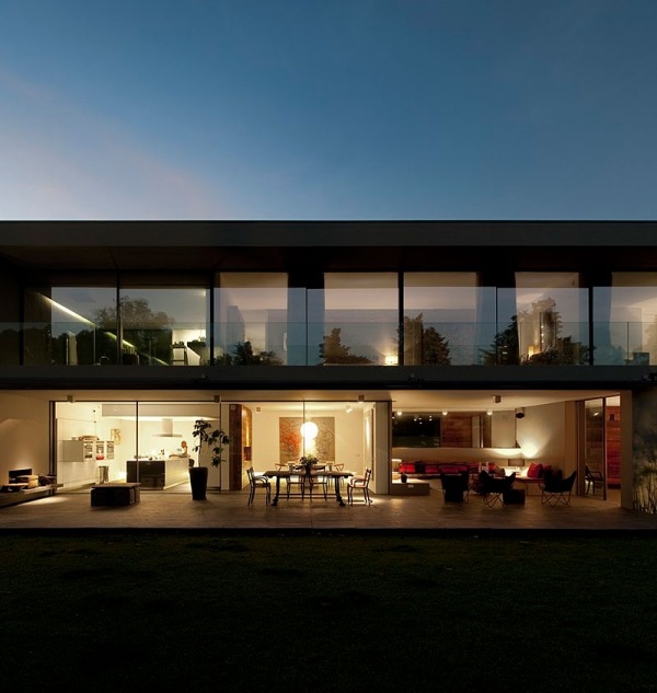Glasväggshus med två våningar design platt tak