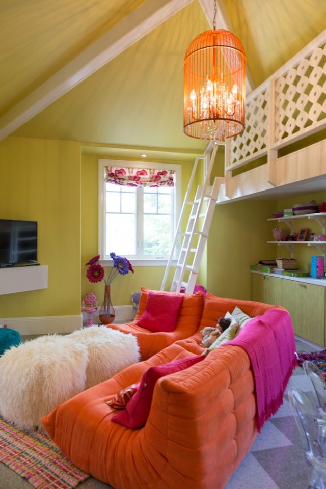 andra-nivå-barnrum-högt i tak-grön-vägg-måla-ligne-roset-soffa