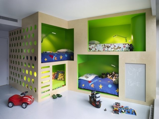 andra våningen-barnrum-inbyggt-i-loft-sängar-grön-bakvägg