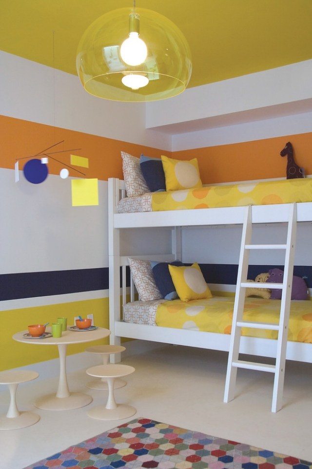 Loftsäng-barnrum-vägg-design-ränder-gult-tak
