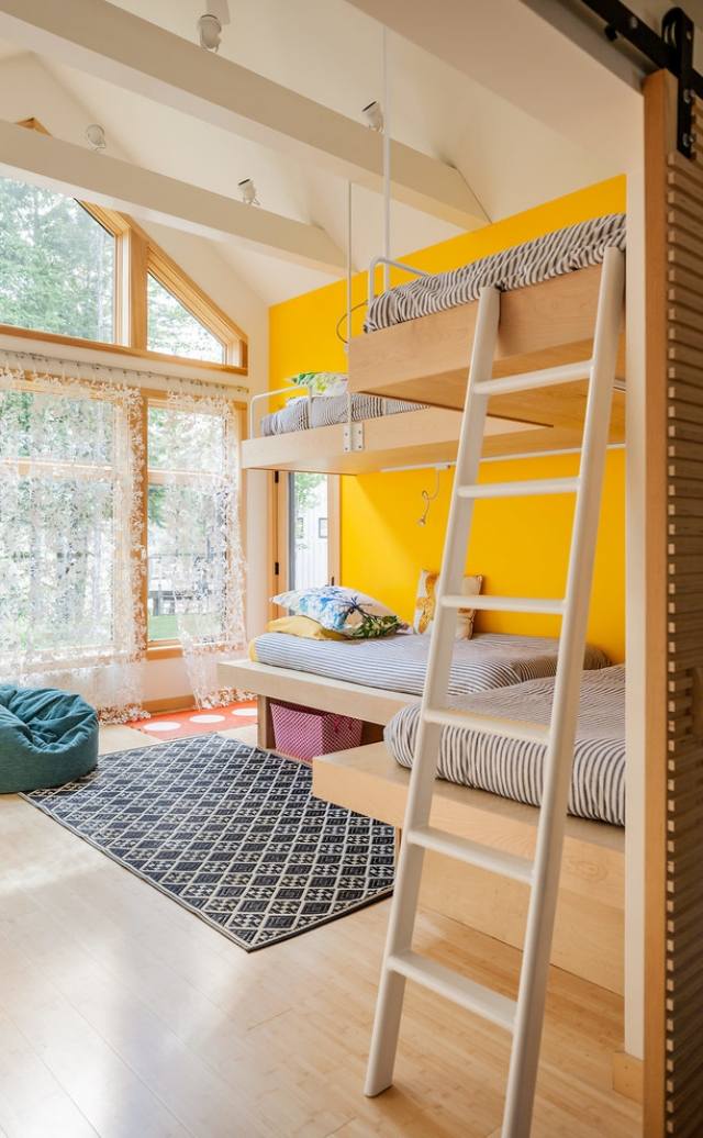 Loftsängar-barnrum-sol-gul-vägg-färg-fönster framsadelstak