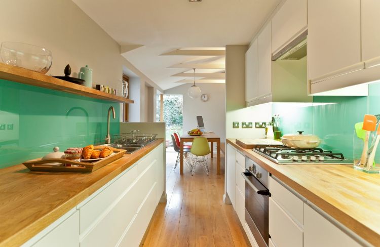 två-linjers kök kök planering sätta upp tips idéer skapande design kök linje köksbänk bakvägg grön färg