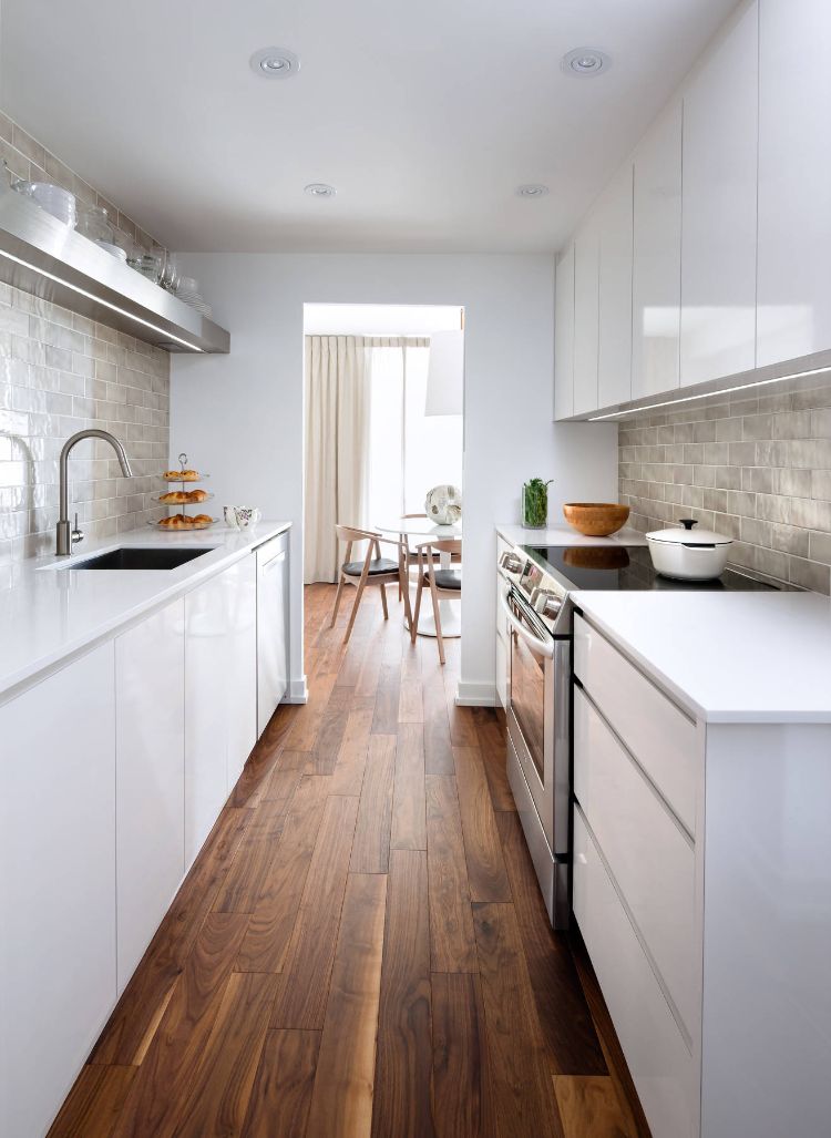 två-linjers kök planering pentry sätta upp tips idéer design design köksdel köksbänk vit rostfritt stål