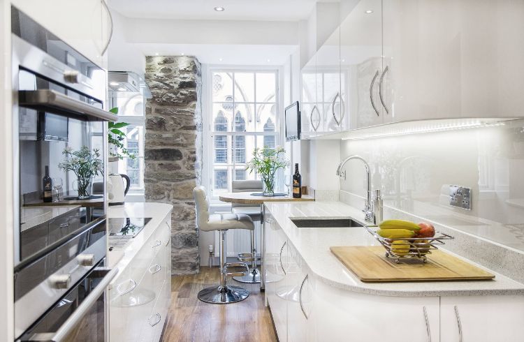 två-linjers kök planering pentry sätta upp tips idéer design design köksenhet asymmetrisk vit högglansig