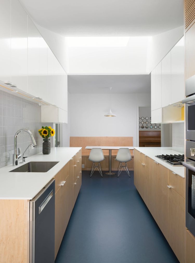 två-linjers kök pentry planeringstips idéer design mörkblå köksskåp sittstolar