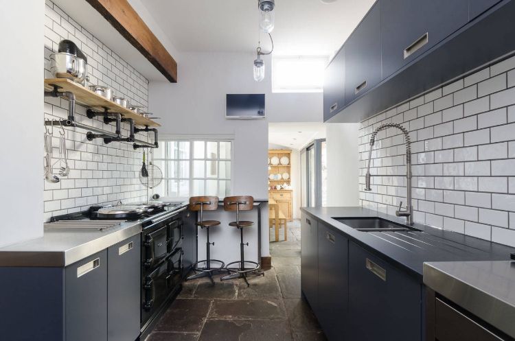 två-linjers kök pentry planeringstips idéer design mörkblå köksskåp köksfönster