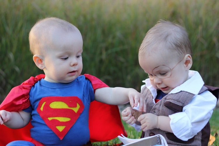 tvillingar-kostymer-baby-karneval-superman-clarke-kent