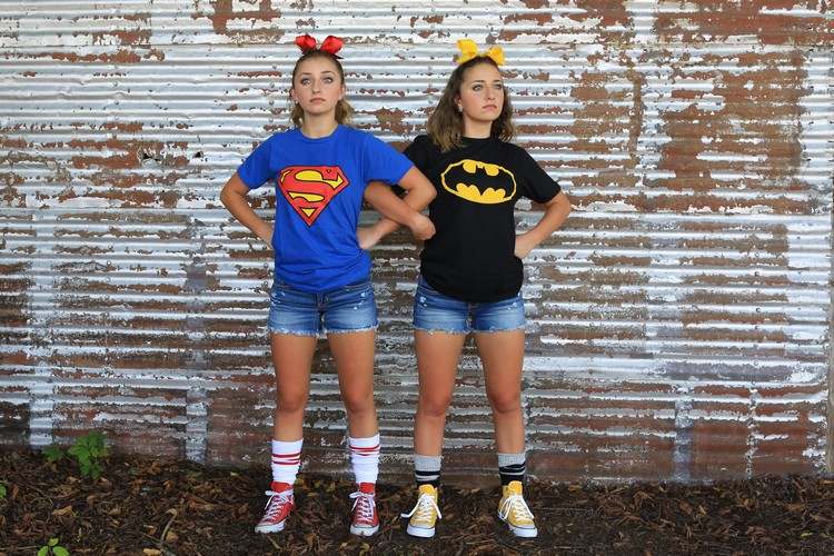 tvillingar-kostymer-enkla-diy-idéer-batman-superman-t-shirts